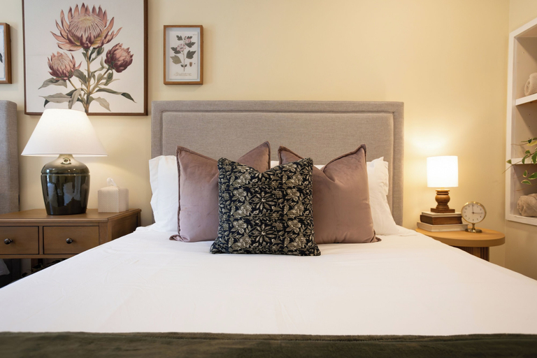 Room 4, New Meets Nostalgic- Cottage Sleeps 8, Chatham
