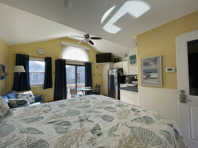 Room 2, 14 Ocean View Cottage Condo by RedAwning, Dare