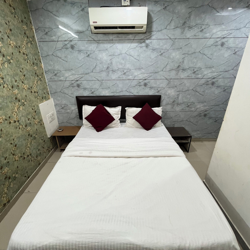 Room 2, Hotel Radhe Kuudasan, Gandhinagar