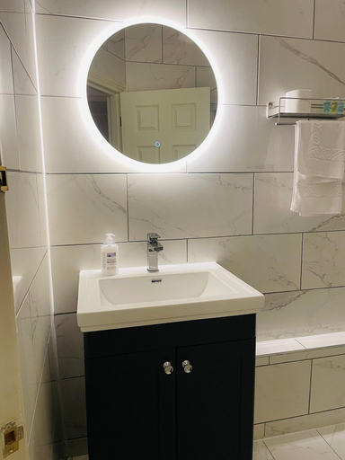 Bathroom 4, Euro Bar and Hotel, Oxfordshire