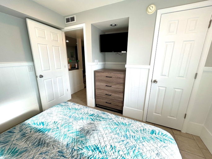 Room 5, The Ocean House 6 Bedroom Home by RedAwning, Horry