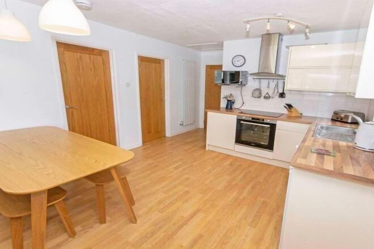 Room 3, Swallows Beach Chalet Sleeps 6 Walk to the Beach, Devon