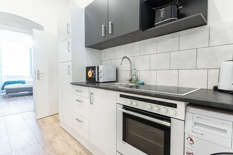 Private kitchen 4, Cozy 1BR Apartment in Prime Location, Wien