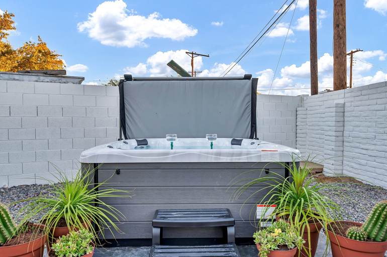 Outdoor spa tub 5, Beatrice Mini-resort Scottsdale, Maricopa
