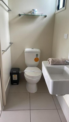 Bathroom 5, THREE MOON MOTEL, Monto