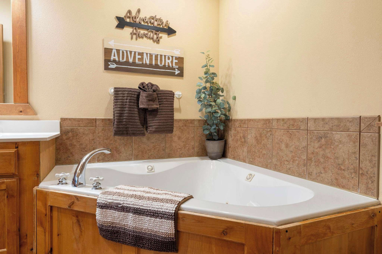 Bathroom 3, Simons Treetop Cabin 2 BDR in Popular Resort!, Stone