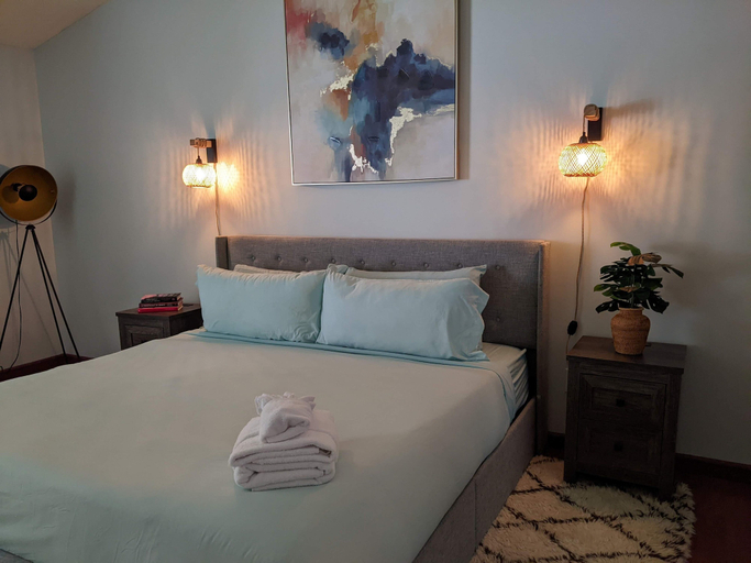 Room 4, Pondside Perch - Your Waterfront Retreat 3 Bedroom Home, Duval