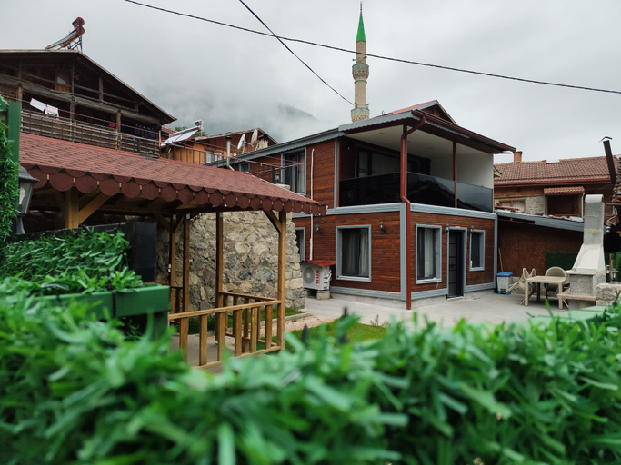 Exterior & Views
