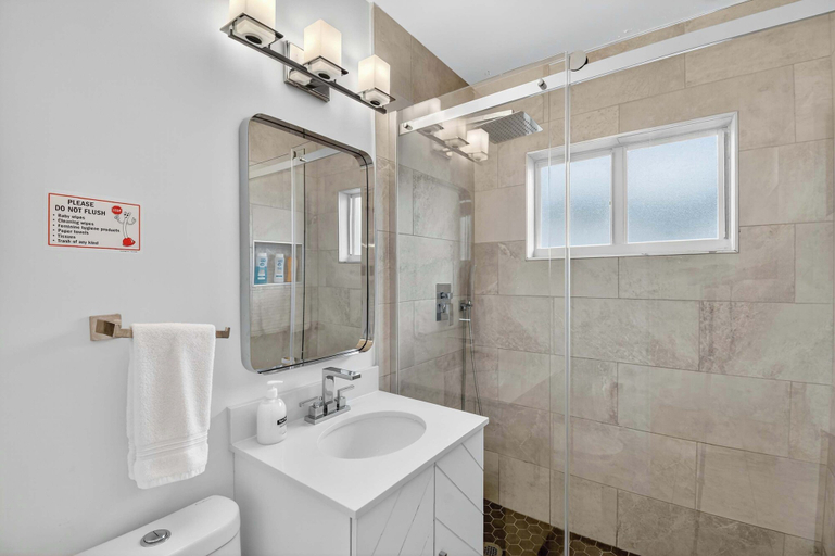 Bathroom 2, Victoria Park's Secret #2 - 6ppl, Broward