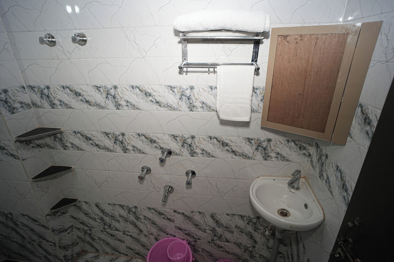 Bathroom 3, Nidhipataye Homestay, Varanasi