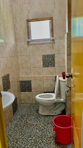 Bathroom 5, Mischa Hostel, Dauis