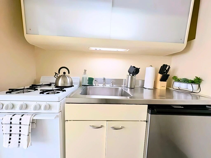 Private kitchen 2, Cozy Gold Coast Studio - SP 1203, Cook