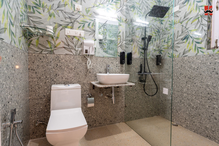 Bathroom 5, Moustache Hostel Bir, Mandi