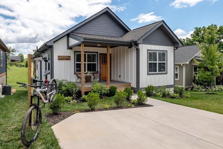 Exterior 3, Walkable Downtown 5BR - Hot Tub and Resort Access, Transylvania