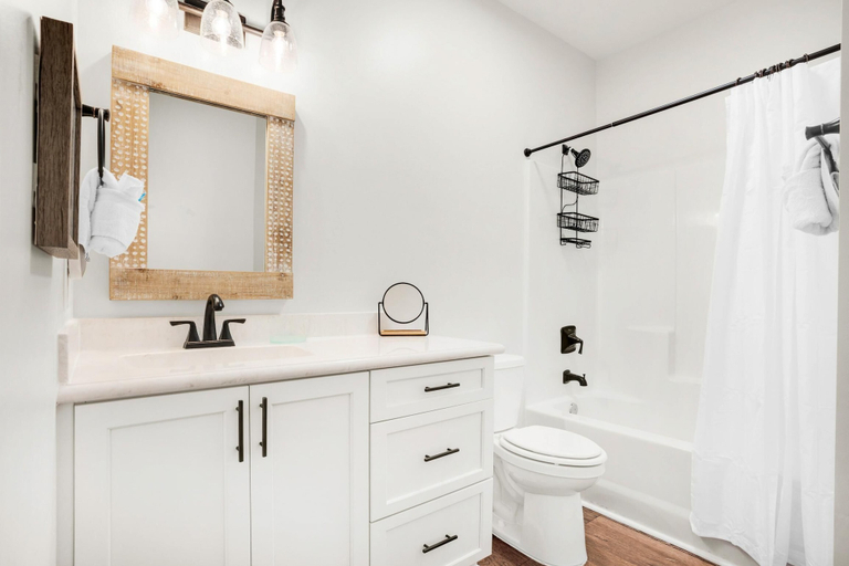 Bathroom 4, Pearl Flamingo, Bay