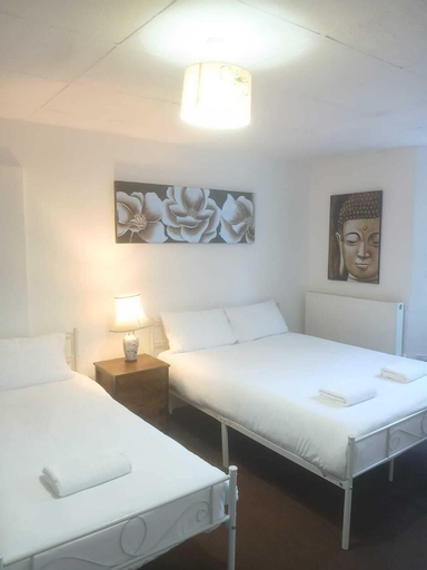 Room 2, Ground-Floor Family Studio Apartment with Double and Single Beds – Free Parking, Hampshire