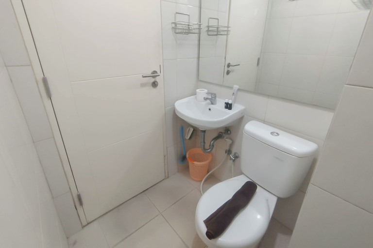 Bathroom 4, Spacious And Modern Studio At Tanglin Supermall Mansion Apartment, Surabaya