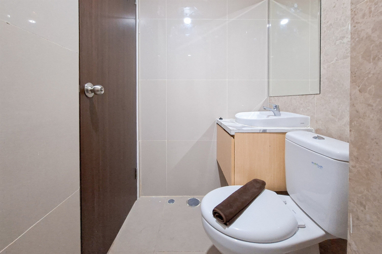 Bathroom 2, Studio Next To Mall At Transpark Bintaro Apartment, Tangerang Selatan