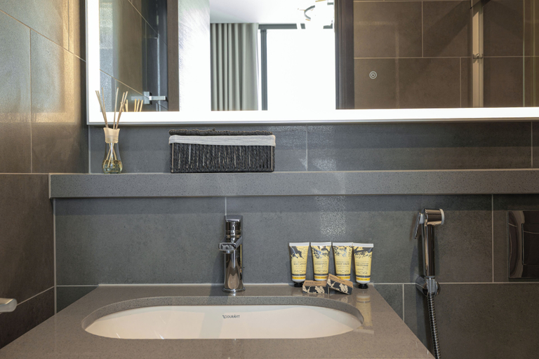Bathroom 2, PVH - Stylish 1BR with Study - The Crest, Dubai