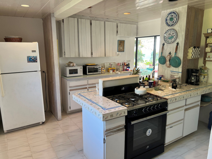 Private kitchen, Hohum - Private Beachfront House On Exclusive Windermere 3 Bedroom Home