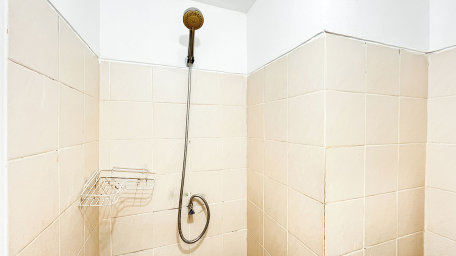 Bathroom 4, Simple Space Studio At Belmont Residence Puri Apartment, West Jakarta