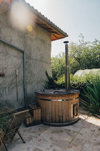 Outdoor spa tub, L'annexe, Isère