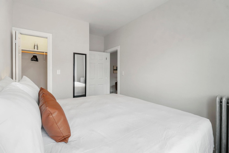 Room 3, 2BR Getaway - Touhy 3S, Cook