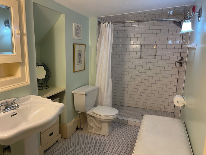 Bathroom 4, Rothschild-Pound House Inn, Muscogee