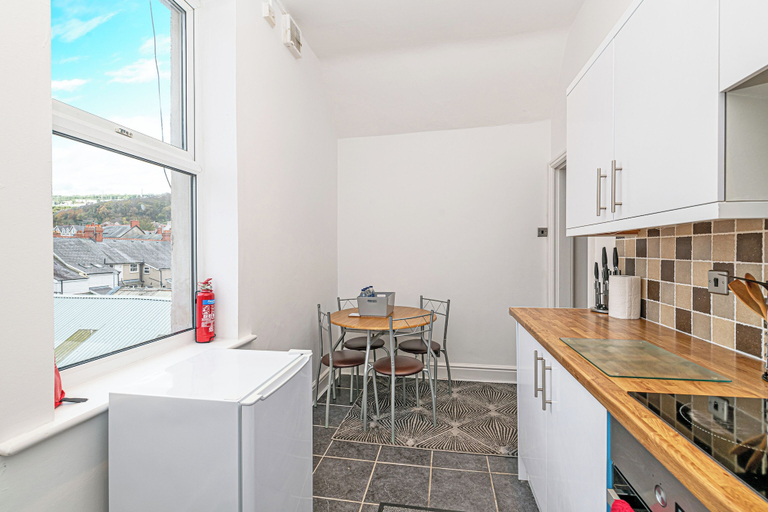 Private kitchen 4, Two Bedroom Apartment by Guestz, Conwy