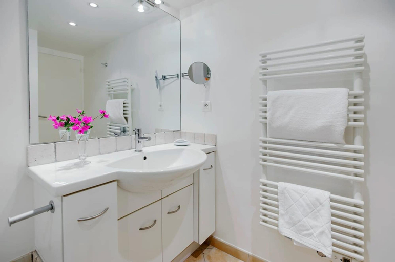 Room 5, Old Town Apartment With Sea Views A C, Alpes-Maritimes