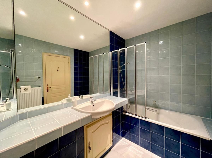 Bathroom 5, Le Colombier De Cyrano Et Roxane, Dordogne