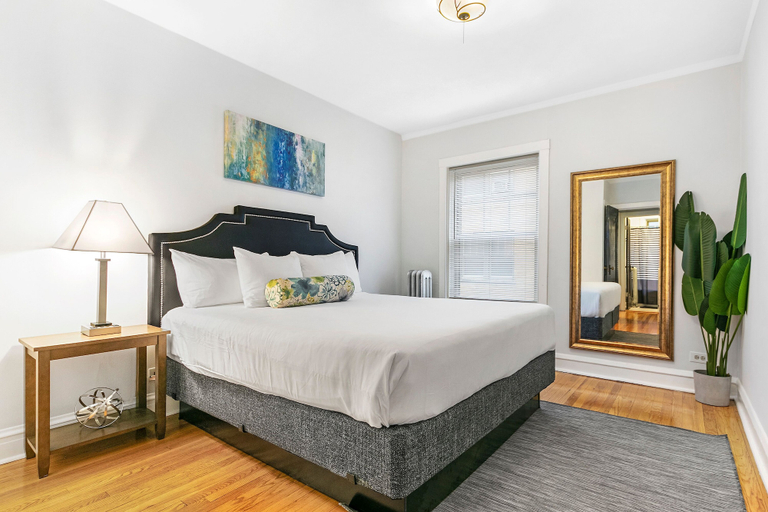 Room 1, Cozy Getaway 1BR Apt - Mfield E2, Cook