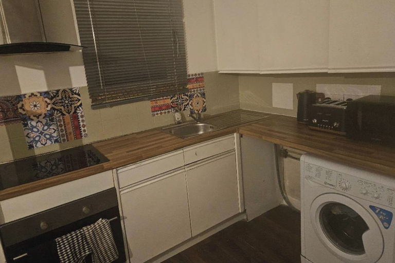 Private kitchen, 1 Bed House Sleeps 2 -free Parking -Tv, London