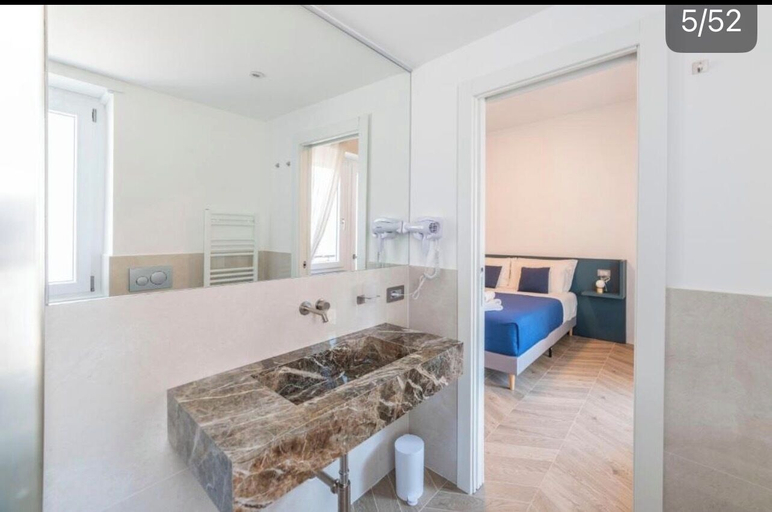 Bathroom 2, Victoria rooms, Rome