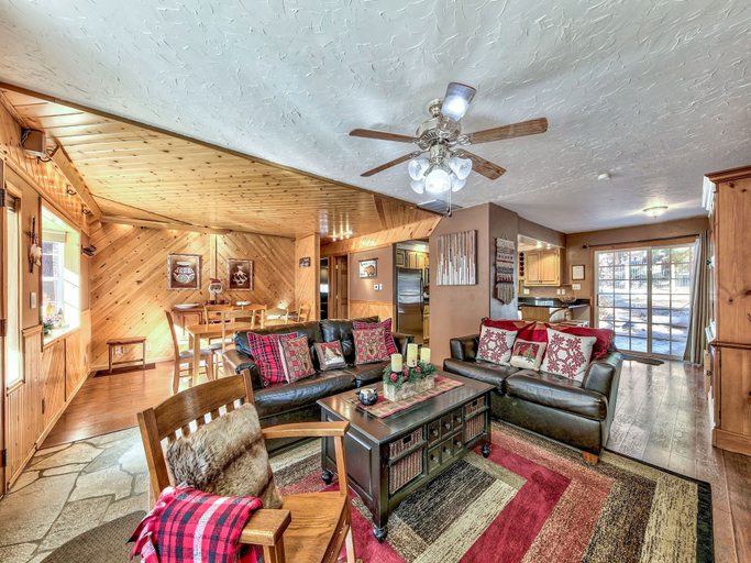 Living room 3, 2556h Lazy Bear's Den 2 Bedroom Cottage by RedAwning, El Dorado