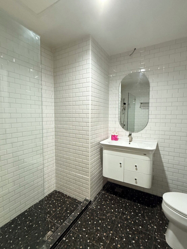Bathroom 2, Luck Hotel Huai Khwang MRT Ratchada, Huai Kwang