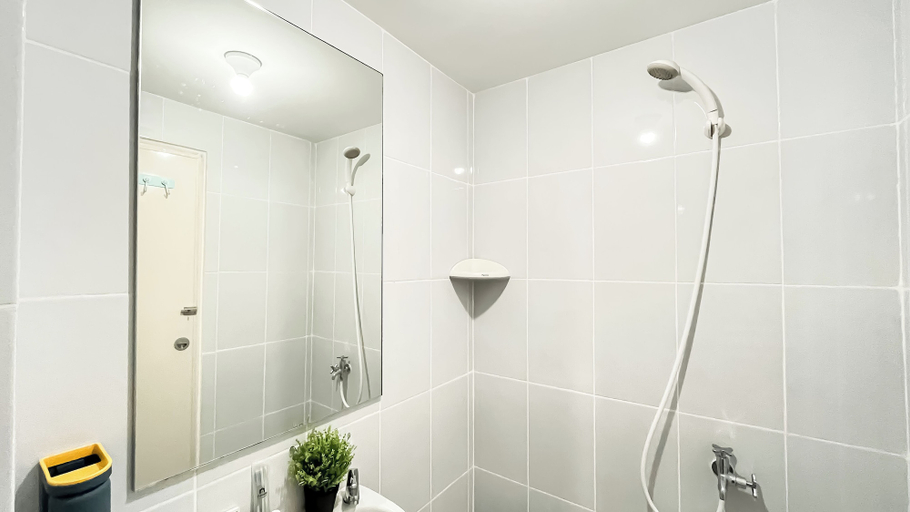 Bathroom 2, Studio Basic Apartment At Tokyo Riverside Pik 2, Tangerang