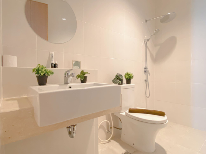 Bathroom 2, Modern Monochromatic 2Br Near Lrt Station At Apartment Samara Suites, Jakarta Selatan