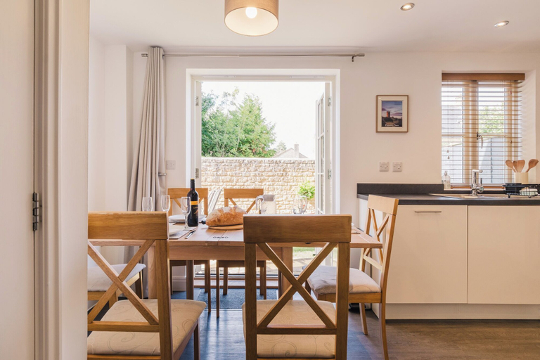 In-room dining 2, Charming 2 Bedroom Home in the Cotswolds, Gloucestershire