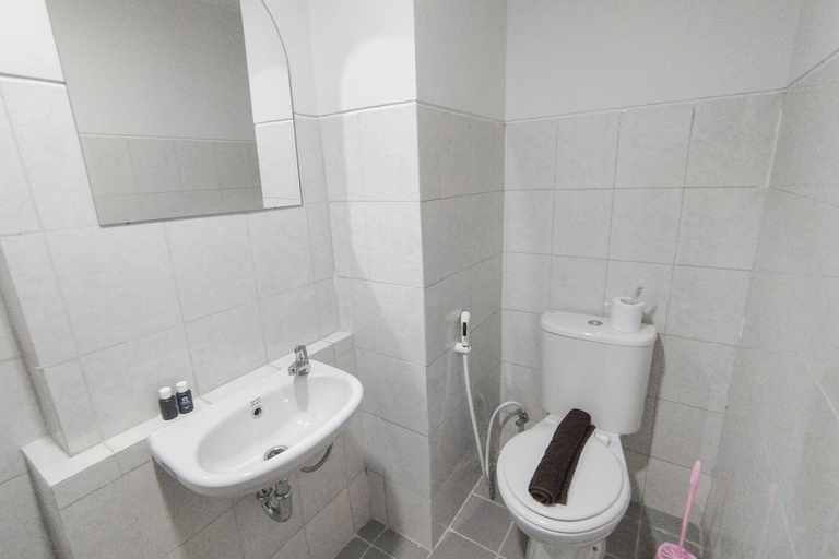 Bathroom 2, Modern Looking Studio Apartment At Suncity Residence, Sidoarjo