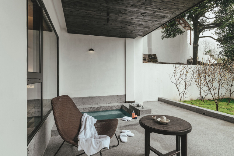 Courtyard view, Anlan Creek Spring B&B, Leshan