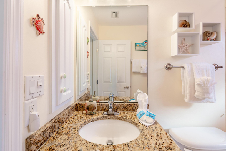 Bathroom 2, Beach Bound, Lee