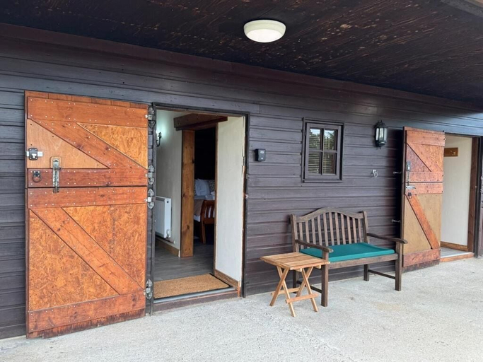 Front of property, The Hugo Stable- Cozy get away, Hampshire