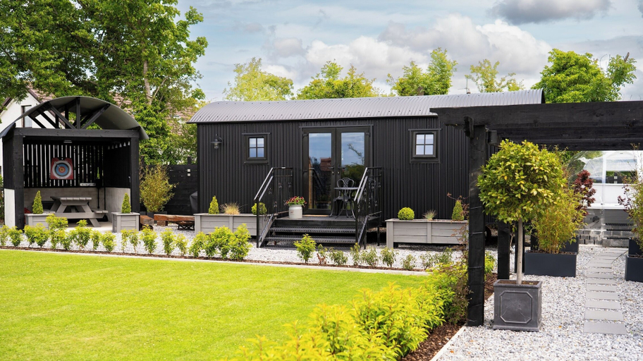 Exterior & Views 1, Charming Lodge in Limavady, Causeway Coast and Glens