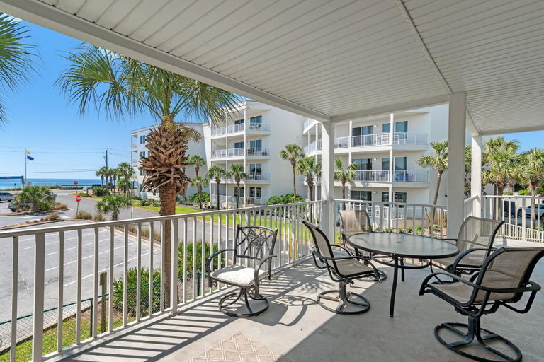 Outdoor dining 4, Pavilion Palms 105c- The Emerald Jewel, Walton
