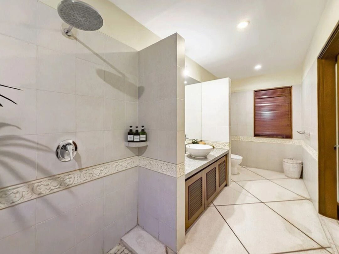 Bathroom 3, Spacious 4BR - Villa Santai - Central Seminyak, Badung