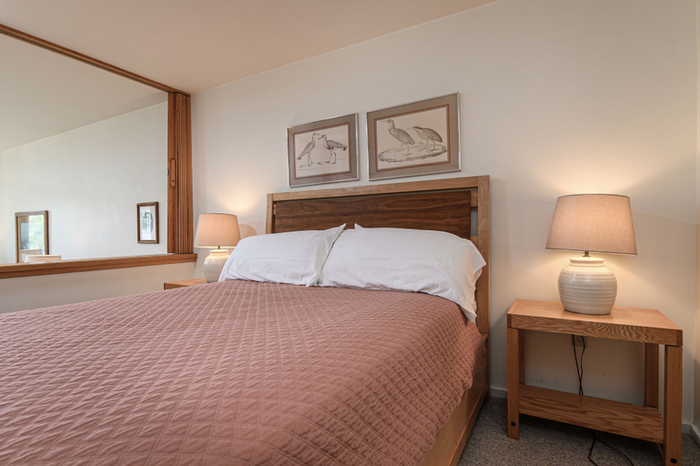 Room 5, 203 Village Gate 1 Bedroom Condo, Washington