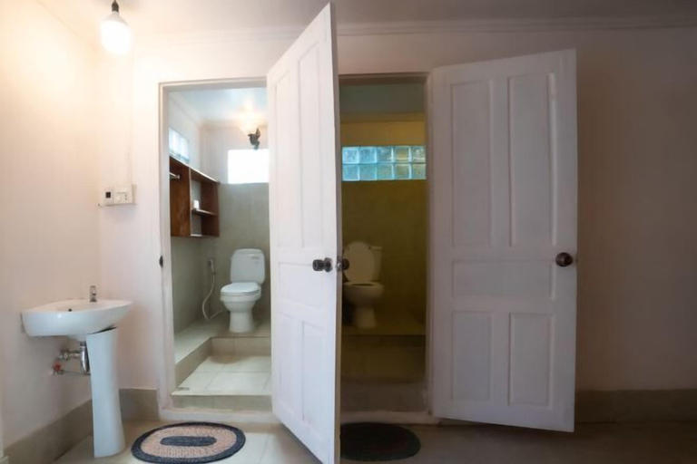 Bathroom 3, Stay in a Charming Colonial Villa, Luang Prabang