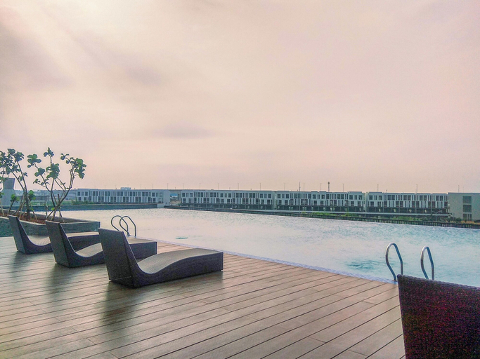 Pool 2, Cozy And Functional Studio Apartment At Vasanta Innopark, Cikarang