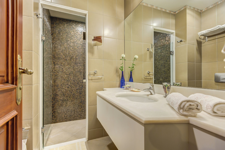Bathroom 5, Kaucuk Hotel, Antalya